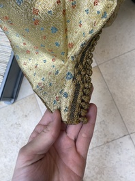 Een Iraanse met gouddraad geborduurde zijden kaftan, een hoed, een muntarmband en een Koranhouder, 19e eeuw