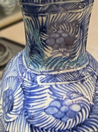 Een Chinees blauw-wit kaststel van vijf vazen met floraal decor, Kangxi