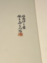 Een Chinese famille rose plaquette, gesigneerd Cheng Yiting 程意亭, 20e eeuw
