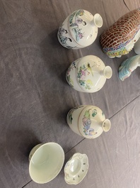A varied collection of 15 pieces of Chinese qianjiang cai, famille rose and verte porcelain, 19/20th C.