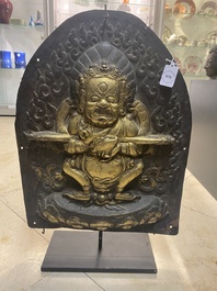 Een Tibetaanse vergulde koperen 'Mahakala' plaquette, 19e eeuw
