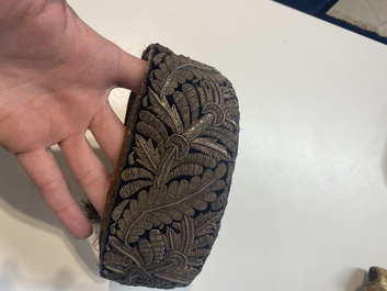Een Iraanse met gouddraad geborduurde zijden kaftan, een hoed, een muntarmband en een Koranhouder, 19e eeuw