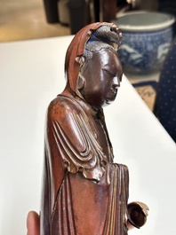 Een Chinese gelakte en deels vergulde houten Guanyin, Ming