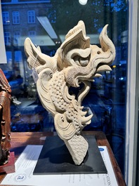 Een Chinese architecturale aardewerken tegel in de vorm van een drakenkop, Song/Jin