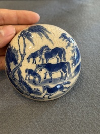 Deux bo&icirc;tes couvertes &agrave; p&acirc;te rouge en porcelaine de Chine en bleu et blanc, marque de Kangxi et feuille d'artemisia, 19&egrave;me