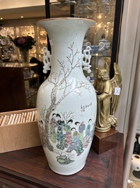 Cinq vases en porcelaine de Chine famille rose &agrave; d&eacute;cor figuratif, 19/20&egrave;me