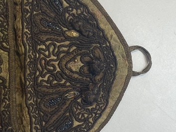 Een Iraanse met gouddraad geborduurde zijden kaftan, een hoed, een muntarmband en een Koranhouder, 19e eeuw