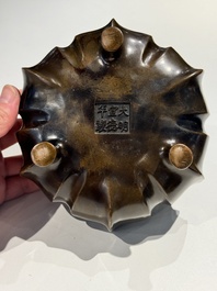 Een Chinees bronzen lotusvormig wierookvat op drie poten, Xuande merk, 18/19e eeuw