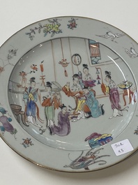 Paire d'assiettes en porcelaine de Chine famille rose &agrave; d&eacute;cor mandarin et une assiette &agrave; d&eacute;cor de 'Xi Xiang Ji' plate, Yongzheng/Qianlong