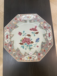 Paire d'assiettes en porcelaine de Chine famille rose, trois bleu et blanc et un bol en porcelaine de type 'kraak', Wanli and Qianlong