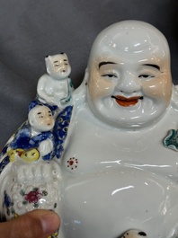Deux figures de Bouddha en porcelaine de Chine famille rose, marque Zhu Mao Ji Zao 朱茂記造 et Zhu Yitai 朱義泰, R&eacute;publique
