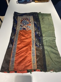 Vier Chinese geborduurde zijden rokken en drie gele 'magua' jasjes, 19/20e eeuw