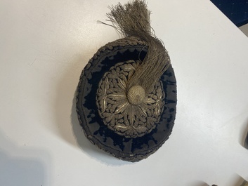 Een Iraanse met gouddraad geborduurde zijden kaftan, een hoed, een muntarmband en een Koranhouder, 19e eeuw