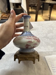 Een Chinese blauw en roze-ge&euml;mailleerde flesvormige vaas met verguld bronzen montuur, 20e eeuw