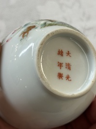 Une paire de pots couverts en porcelaine de Chine famille rose &agrave; d&eacute;cor d'oiseaux et de fleurs, marque et &eacute;poque Guangxu