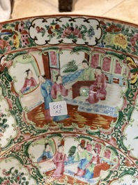 Trois vases, un grand bol et une assiette en porcelaine de Chine famille rose de Canton, 19/20&egrave;me
