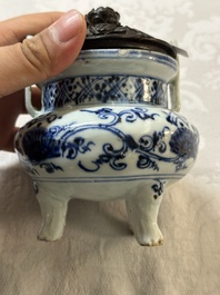 Br&ucirc;le-parfum tripode en porcelaine de Chine en bleu et blanc &agrave; d&eacute;cor floral au couvercle en bois, Ming