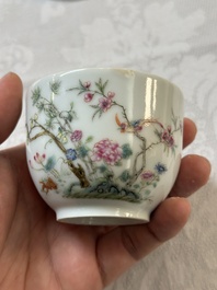 Une paire de pots couverts en porcelaine de Chine famille rose &agrave; d&eacute;cor d'oiseaux et de fleurs, marque et &eacute;poque Guangxu