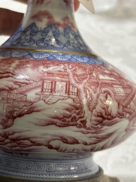 Een Chinese blauw en roze-ge&euml;mailleerde flesvormige vaas met verguld bronzen montuur, 20e eeuw