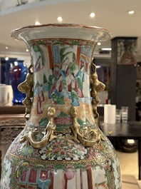 Trois vases, un grand bol et une assiette en porcelaine de Chine famille rose de Canton, 19/20&egrave;me