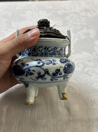 Een Chinees blauw-wit wierookvat op drie poten met floraal decor en een houten deksel, Ming