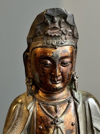 Statuette d'un Bodhisattva sur tr&ocirc;ne de lotus en bronze partiellement laqu&eacute; et dor&eacute;, Chine, Ming