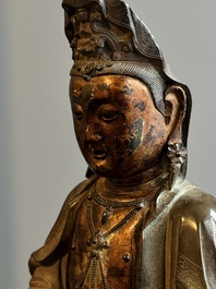 Statuette d'un Bodhisattva sur tr&ocirc;ne de lotus en bronze partiellement laqu&eacute; et dor&eacute;, Chine, Ming