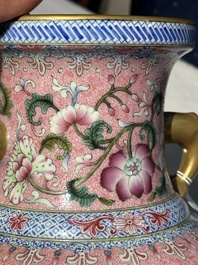 Een Chinese famille rose vaas met een Europees tafereel op roze fondkleur, 20e eeuw