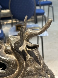 Een groot Chinees bronzen wierookvat en deksel in de vorm van een luduan, Ming