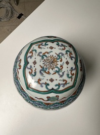 Pot couvert en porcelaine de Chine doucai &agrave; d&eacute;cor de rinceaux de lotus, Kangxi/Yongzheng