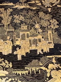 Een groot Chinese Canton zwart lakwerk plateau, drie kistjes en een waaier met verguld decor, 19e eeuw