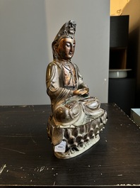 Statuette d'un Bodhisattva sur tr&ocirc;ne de lotus en bronze partiellement laqu&eacute; et dor&eacute;, Chine, Ming