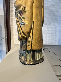 Paire de figures aux t&ecirc;tes amovibles en argile &agrave; d&eacute;coration polychrome, Chine, 18/19&egrave;me