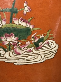 Twee Chinese famille rose vazen en een jardini&egrave;re, 19/20e eeuw