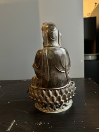 Statuette d'un Bodhisattva sur tr&ocirc;ne de lotus en bronze partiellement laqu&eacute; et dor&eacute;, Chine, Ming