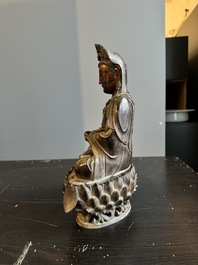 Statuette d'un Bodhisattva sur tr&ocirc;ne de lotus en bronze partiellement laqu&eacute; et dor&eacute;, Chine, Ming