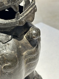 Grand br&ucirc;le-parfum couvert en bronze en forme de luduan, Chine, Ming