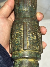 Vase de forme 'gu' en bronze dans le style de Shang sur socle en bois, Chine, 19/20&egrave;me