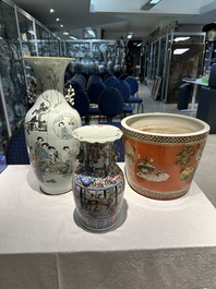 Two Chinese famille rose vases and a jardiniere, 19/20th C.