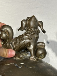 Een groot Chinese bronzen wierookvat en deksel op sokkel met zes leeuwen, 19e eeuw