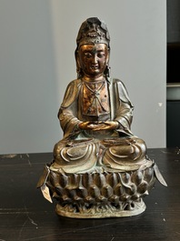 Statuette d'un Bodhisattva sur tr&ocirc;ne de lotus en bronze partiellement laqu&eacute; et dor&eacute;, Chine, Ming