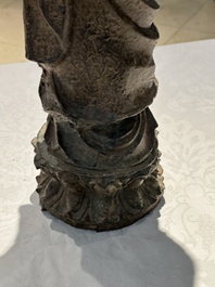 Figure de moine en fonte dor&eacute;e, Chine, Ming