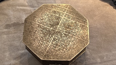 An Iranian octagonal parcel-gilt and silver inlaid box, 18/19th C.