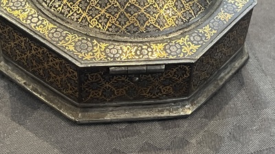 An Iranian octagonal parcel-gilt and silver inlaid box, 18/19th C.