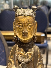 Een paar Chinese deels gelakt en verguld bronzen vrouwelijke bedienden, Ming