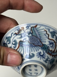 Een Chinese conische doucai kom met feniksen, Chenghua merk, Kangxi/Yongzheng