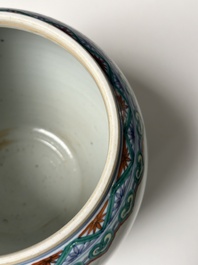 Pot couvert en porcelaine de Chine doucai &agrave; d&eacute;cor de rinceaux de lotus, Kangxi/Yongzheng