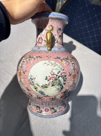 Een Chinese famille rose vaas met een Europees tafereel op roze fondkleur, 20e eeuw