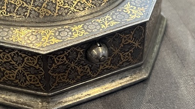 An Iranian octagonal parcel-gilt and silver inlaid box, 18/19th C.