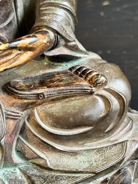Statuette d'un Bodhisattva sur tr&ocirc;ne de lotus en bronze partiellement laqu&eacute; et dor&eacute;, Chine, Ming